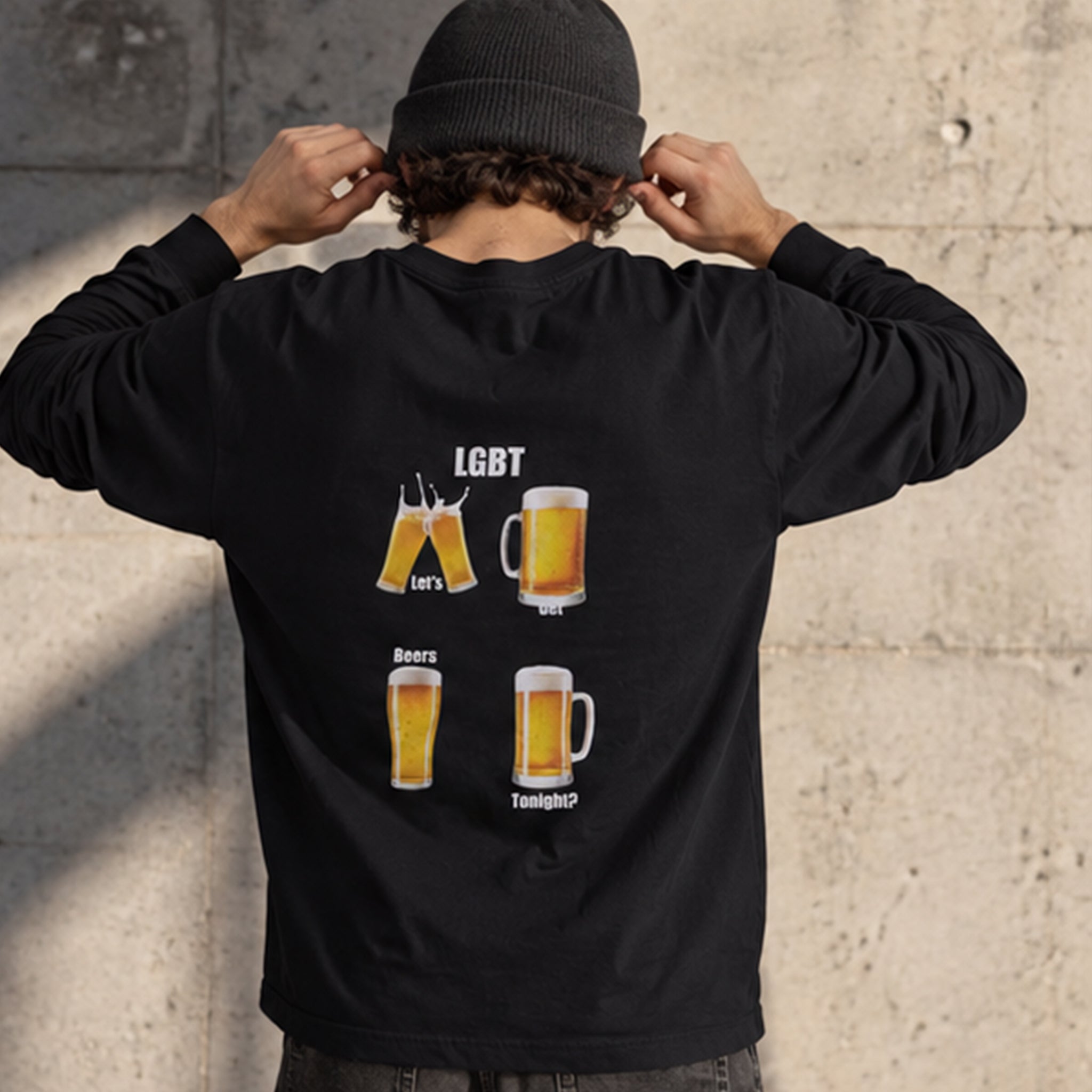 Lets Get Beers Tonight Sweatshirt – Siyah – model üzerinde arka görünüm