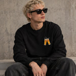Lets Get Beers Tonight Sweatshirt – Siyah – model üzerinde ön görünüm