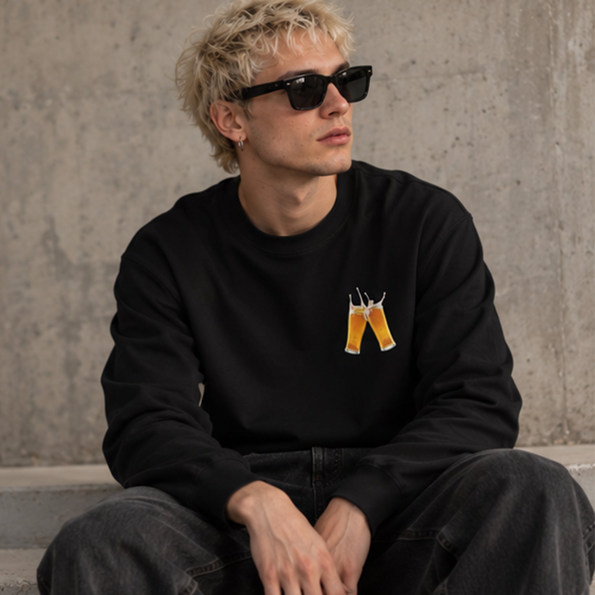 Lets Get Beers Tonight Sweatshirt – Siyah – model üzerinde ön görünüm