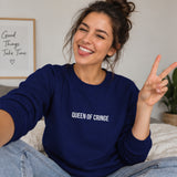 Queen Of Cringe Sweatshirt – Lacivert – model üzerinde ön görünüm