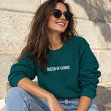 Queen Of Cringe Sweatshirt – Koyu Yeşil – model üzerinde ön görünüm