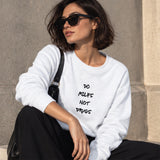 Do MILFs Sweatshirt – Beyaz – model üzerinde ön görünüm