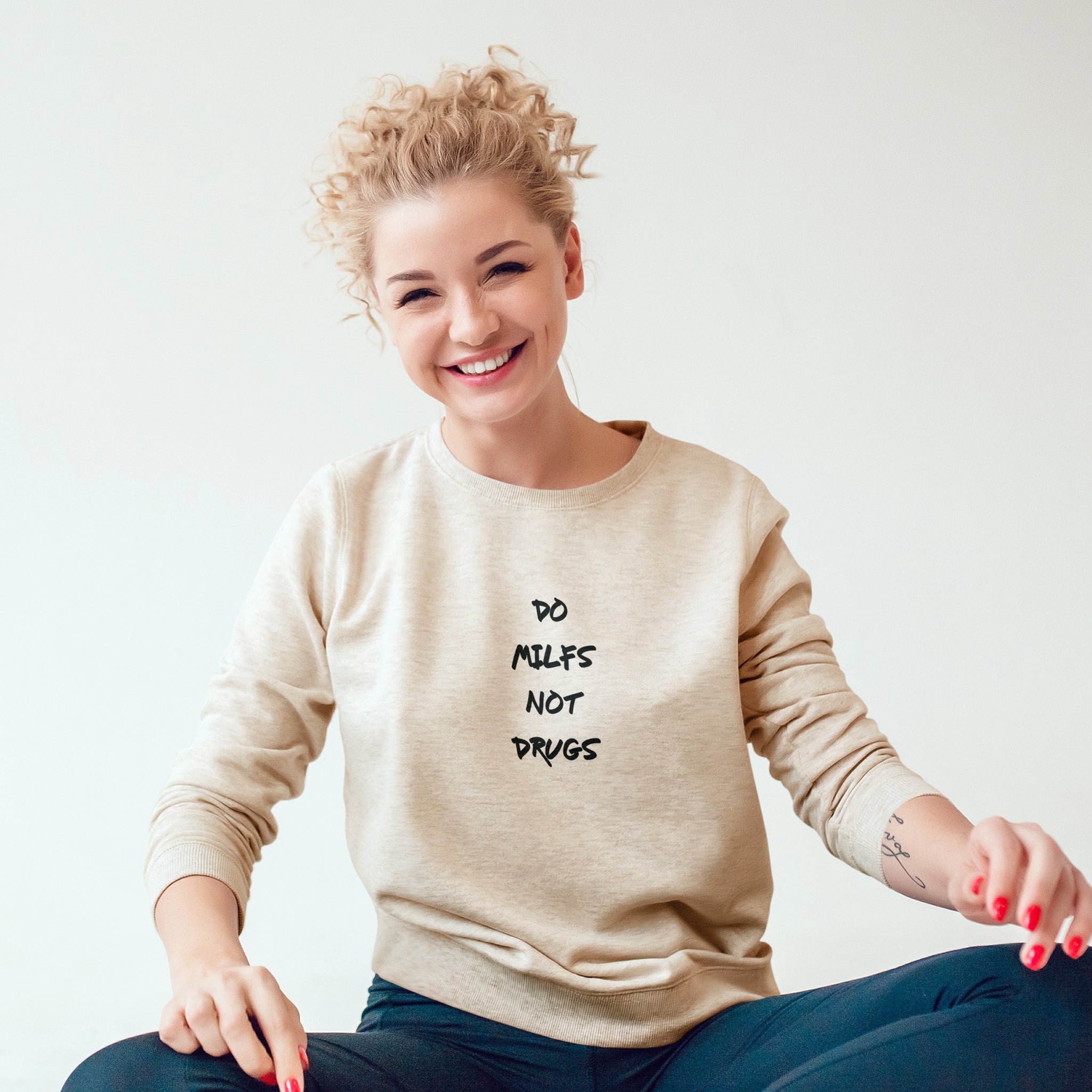 Do MILFs Sweatshirt – Bej – model üzerinde ön görünüm