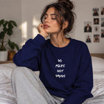 Do MILFs Sweatshirt – Lacivert – model üzerinde ön görünüm