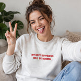 My Next Boyfriend Will Be Normal Sweatshirt – Beyaz – model üzerinde ön görünüm