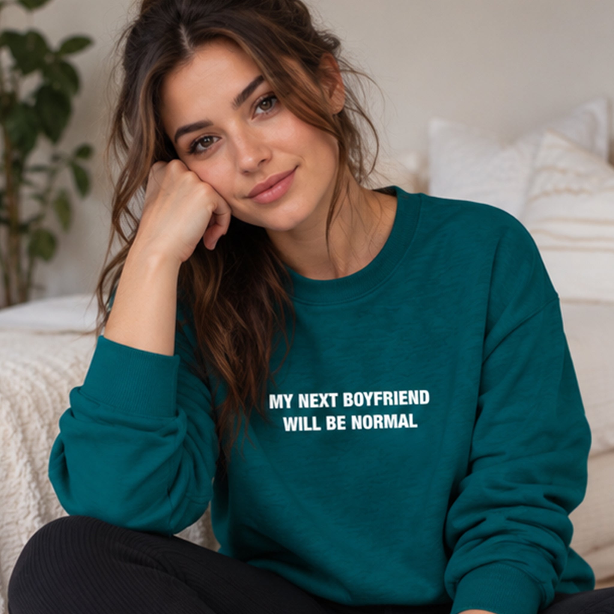 My Next Boyfriend Will Be Normal Sweatshirt – Koyu Yeşil – model üzerinde ön görünüm