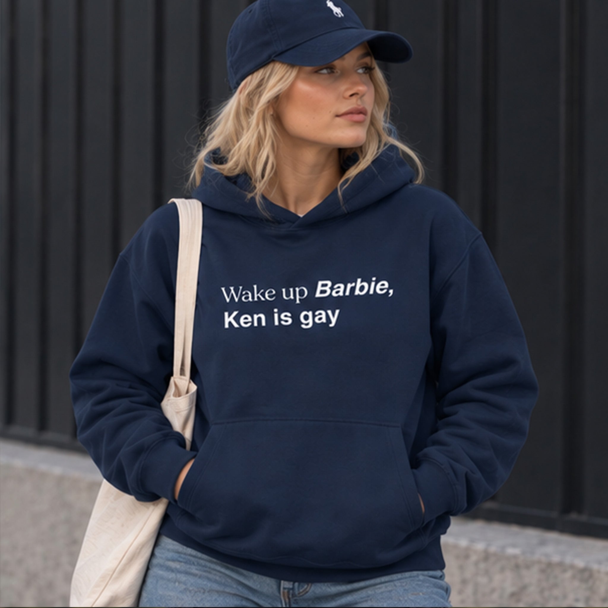 Wake Up Barbie Oversize Hoodie – Lacivert – model üzerinde ön görünüm