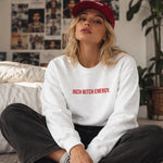 Rich Bitch Energy Sweatshirt – Beyaz – model üzerinde ön görünüm