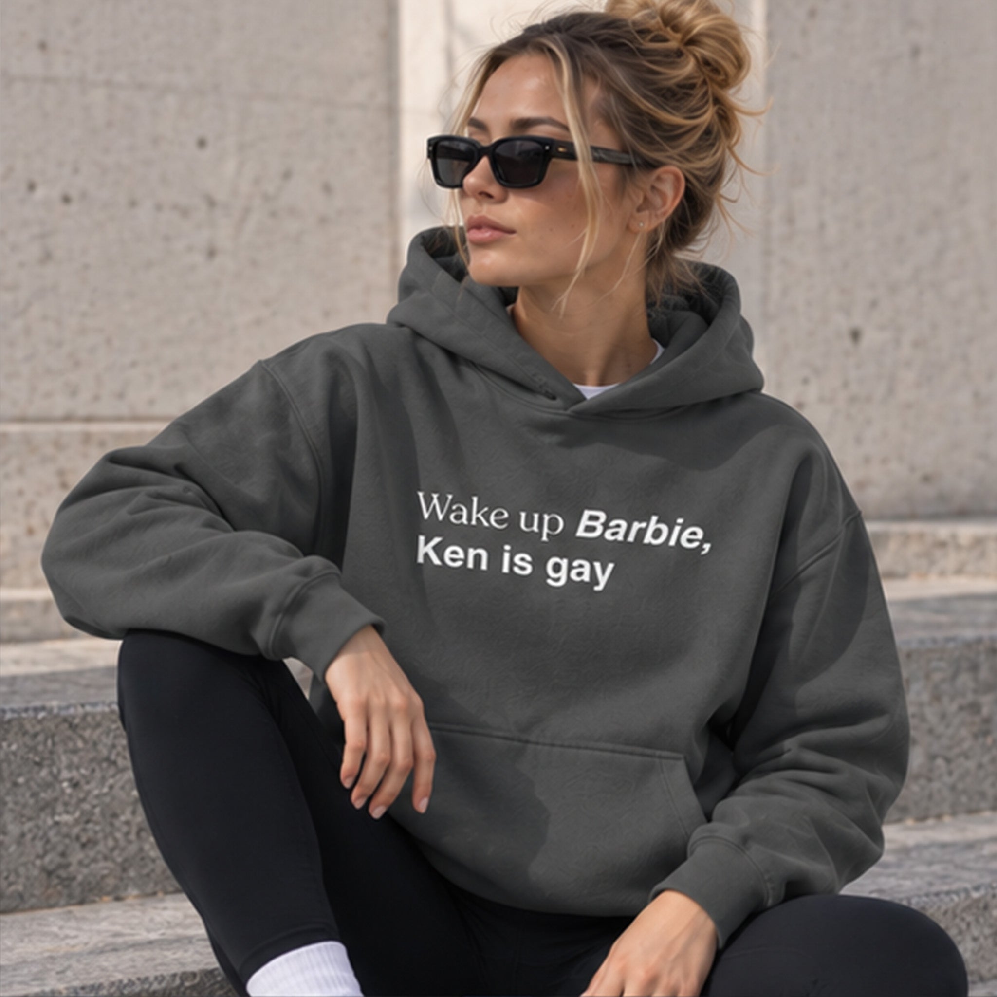 Wake Up Barbie Oversize Hoodie – Antrasit – model üzerinde ön görünüm