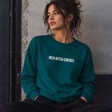 Rich Bitch Energy Sweatshirt – Koyu Yeşil – model üzerinde ön görünüm
