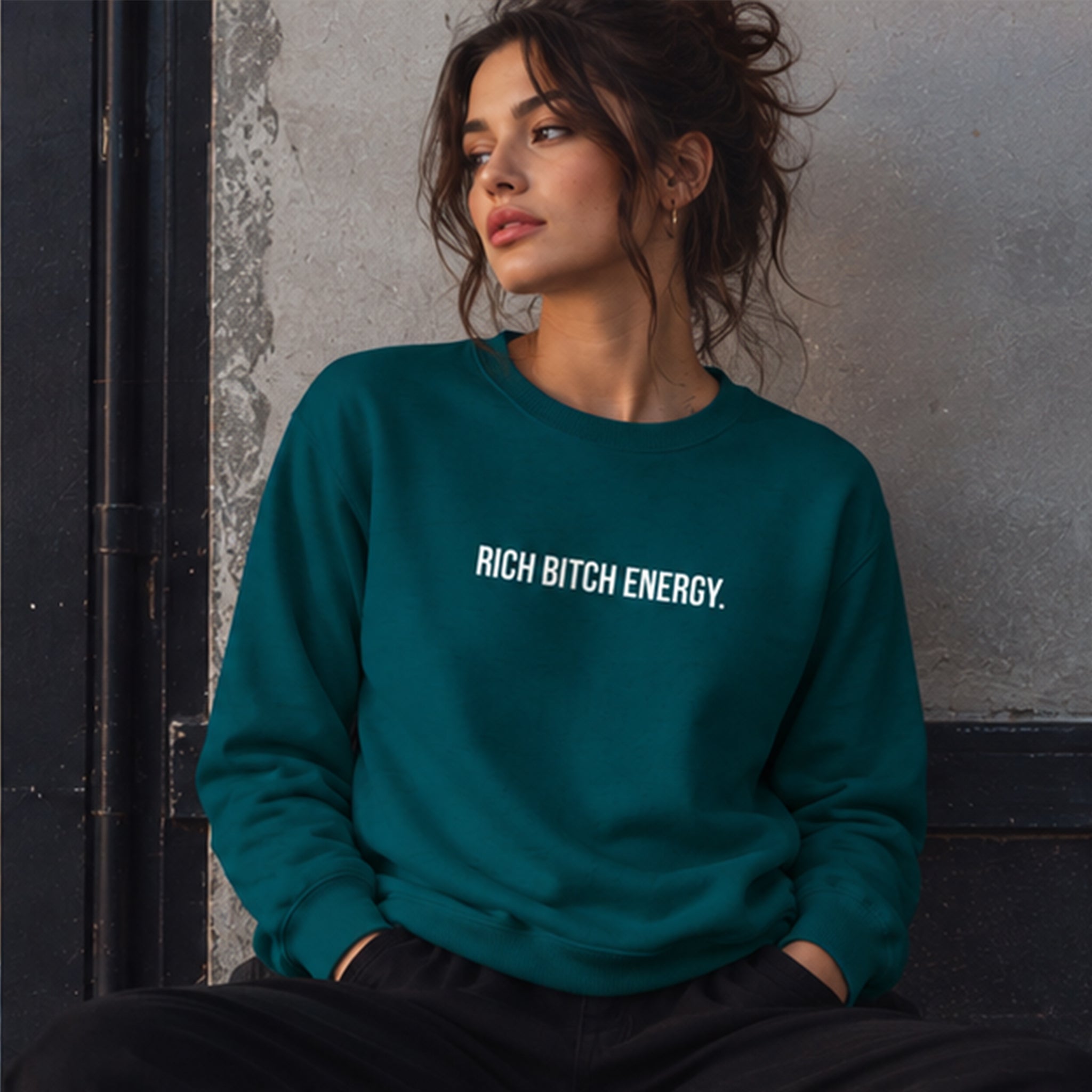 Rich Bitch Energy Sweatshirt – Koyu Yeşil – model üzerinde ön görünüm