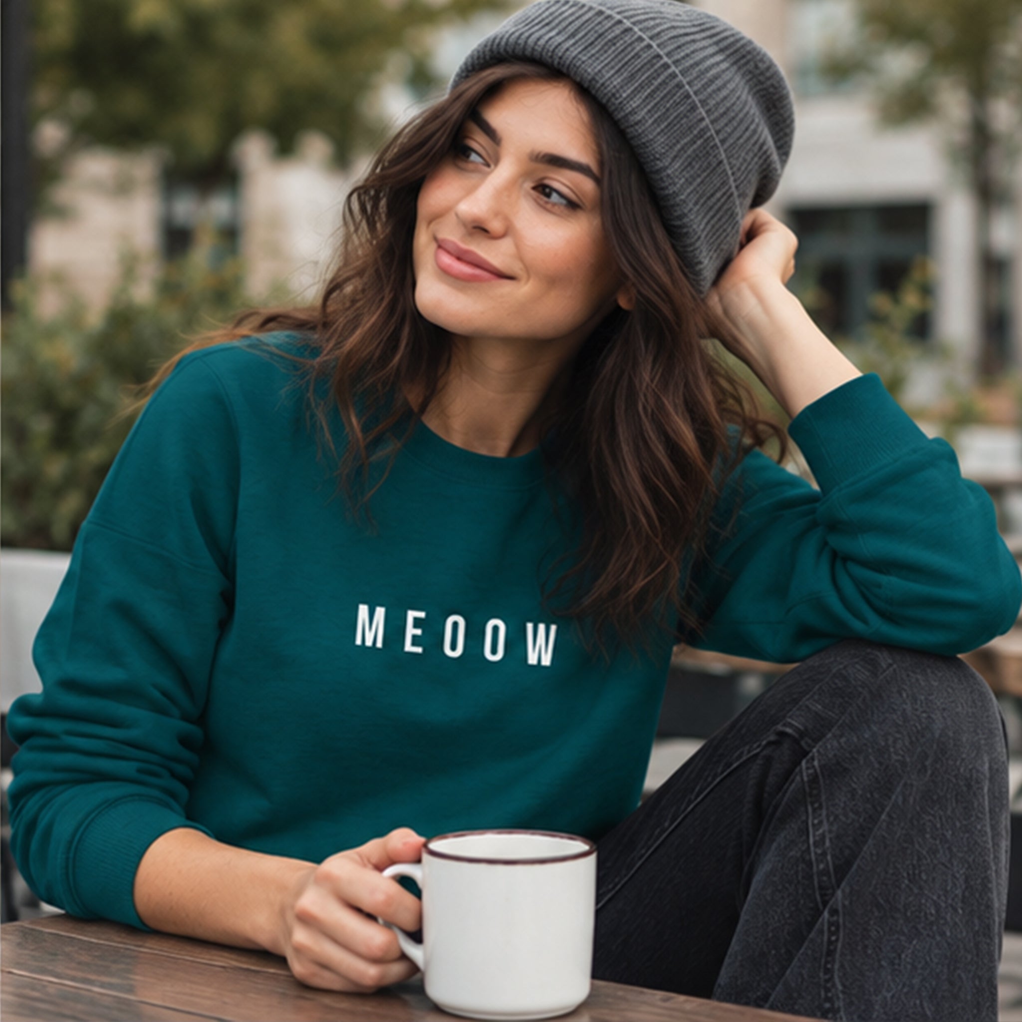 Meoow Sweatshirt – Koyu Yeşil – model üzerinde ön görünüm