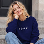 Meoow Sweatshirt – Lacivert – model üzerinde ön görünüm