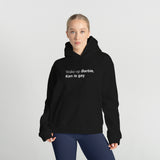Wake Up Barbie Oversize Hoodie – Siyah – model üzerinde ön görünüm