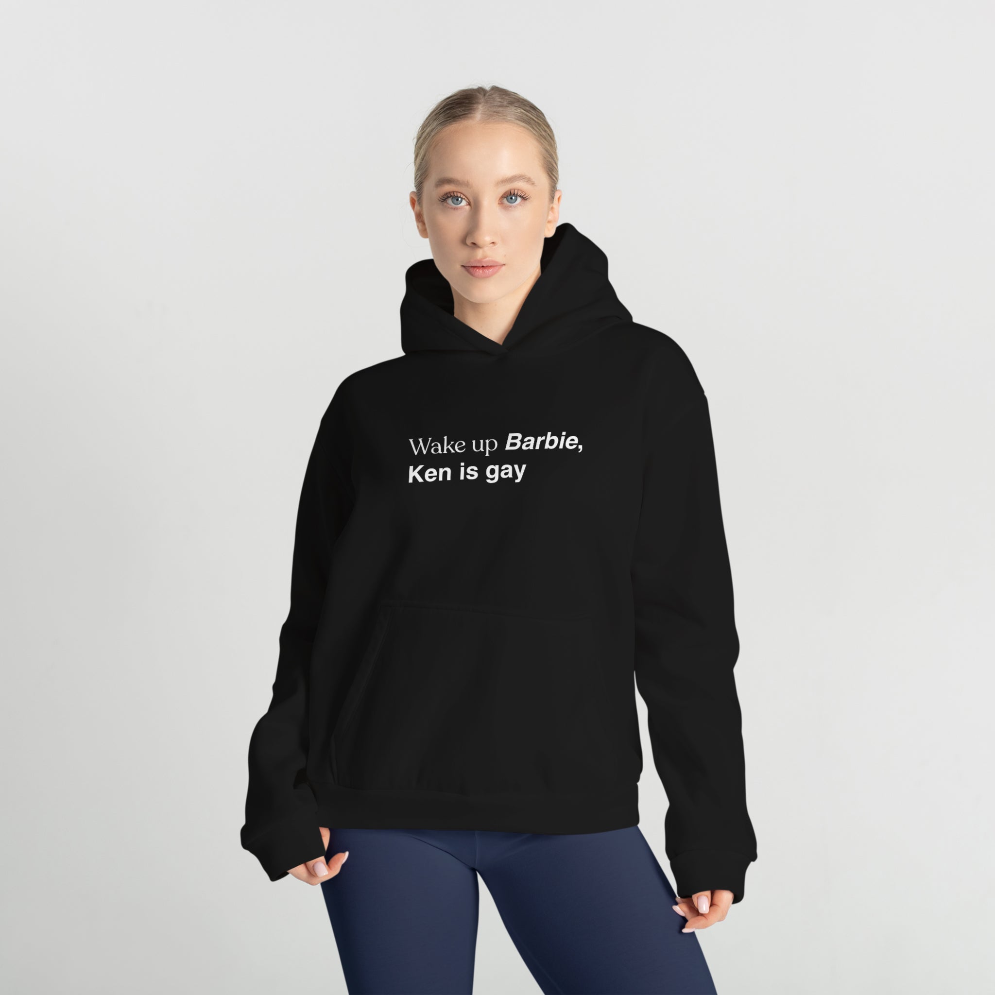 Wake Up Barbie Oversize Hoodie – Siyah – model üzerinde ön görünüm