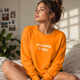 Warning I Bite Sweatshirt – Turuncu – model üzerinde ön görünüm