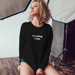 Warning I Bite Sweatshirt – Siyah – model üzerinde ön görünüm