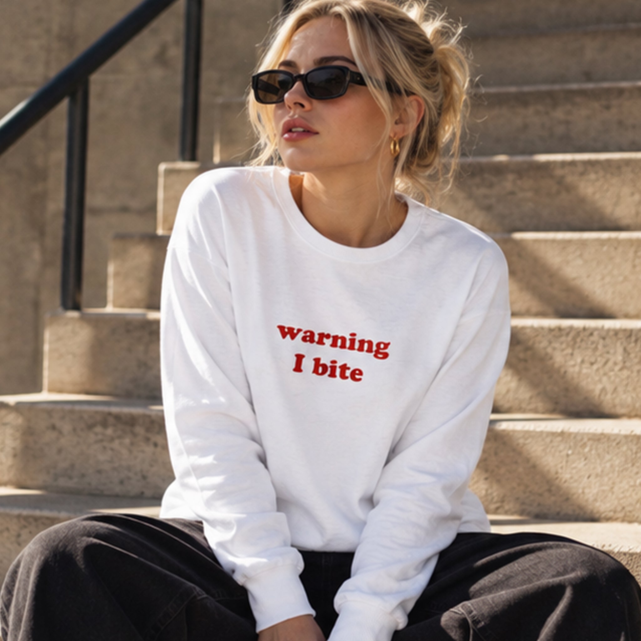 Warning I Bite Sweatshirt – Beyaz – model üzerinde ön görünüm