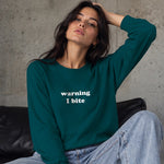 Warning I Bite Sweatshirt – Koyu Yeşil – model üzerinde ön görünüm