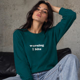 Warning I Bite Sweatshirt – Koyu Yeşil – model üzerinde ön görünüm