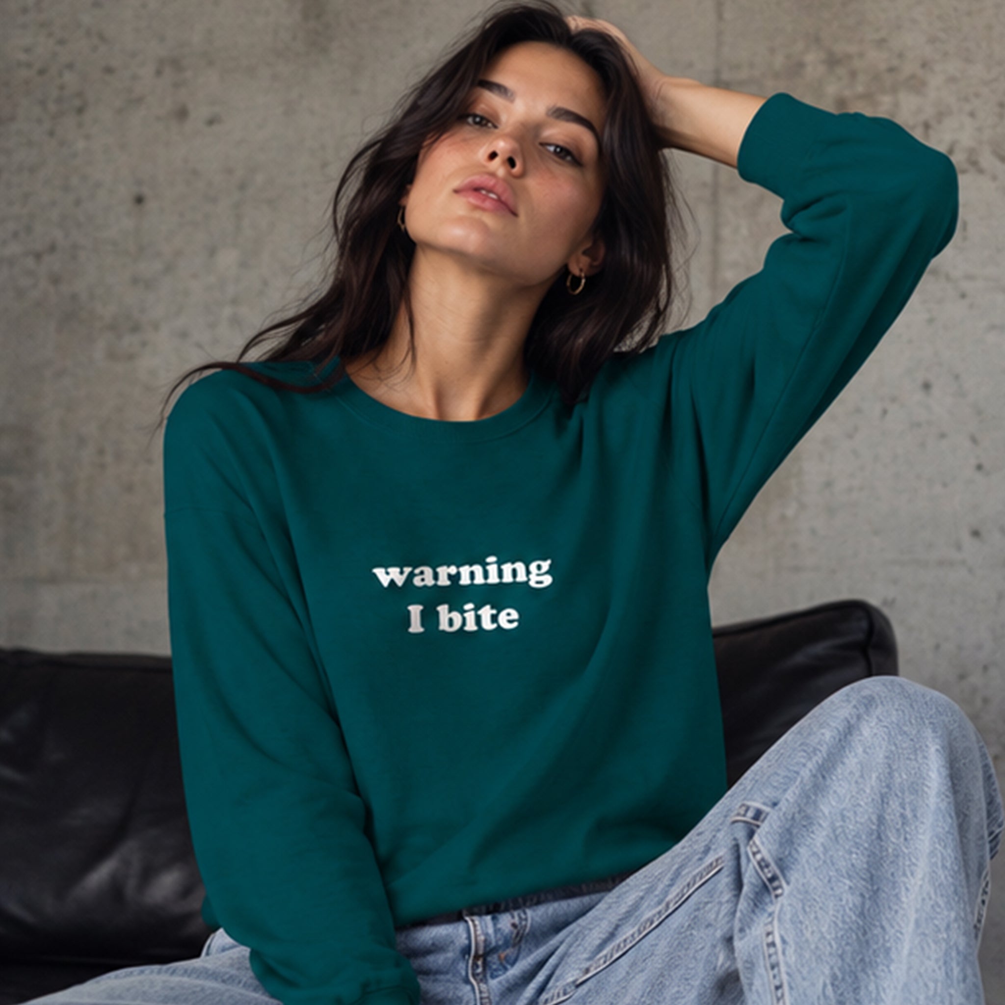 Warning I Bite Sweatshirt – Koyu Yeşil – model üzerinde ön görünüm