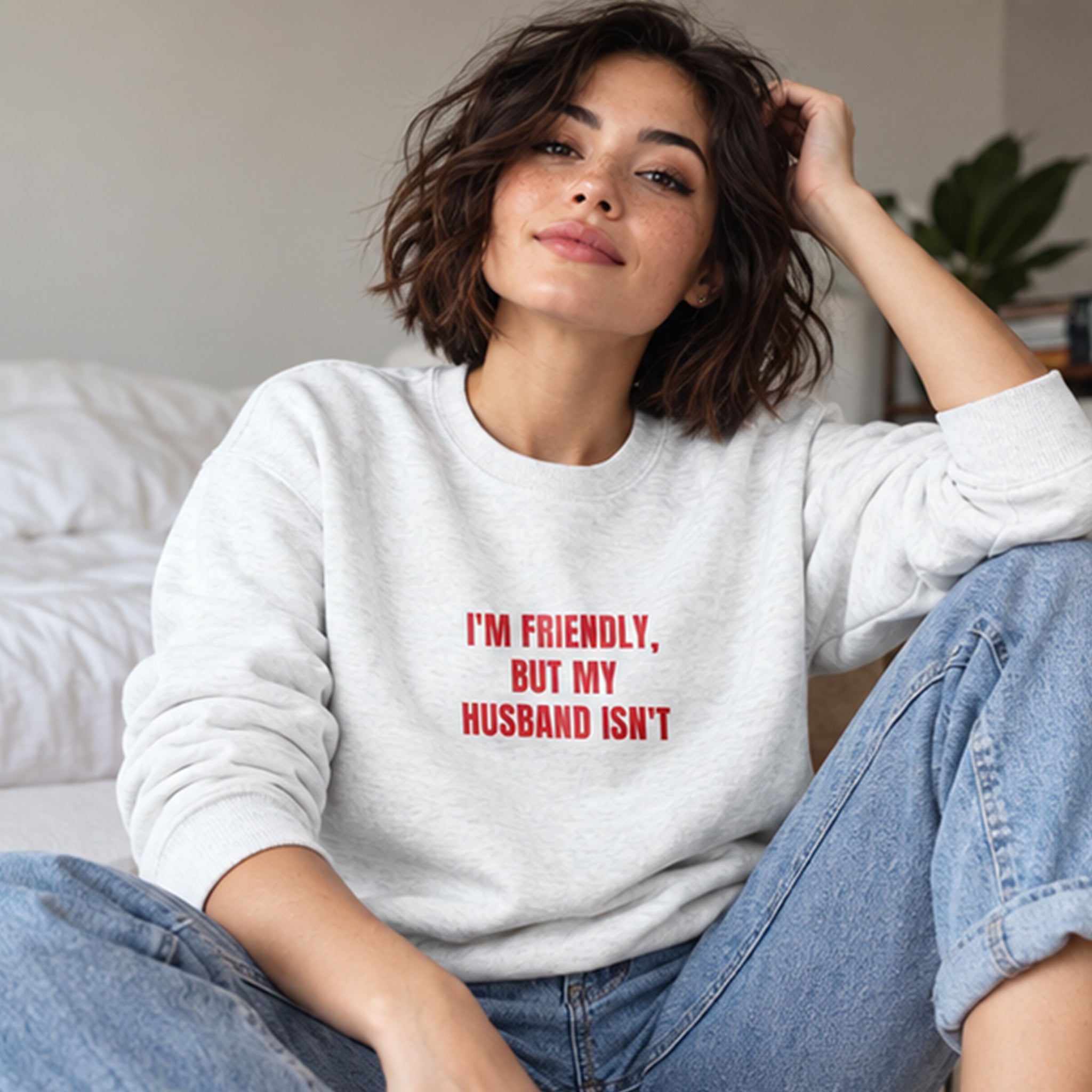 But My Husband Sweatshirt – Beyaz – model üzerinde ön görünüm
