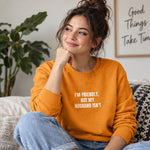 But My Husband Sweatshirt – Turuncu – model üzerinde ön görünüm