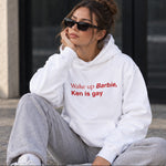 Wake Up Barbie Oversize Hoodie – Beyaz – model üzerinde ön görünüm