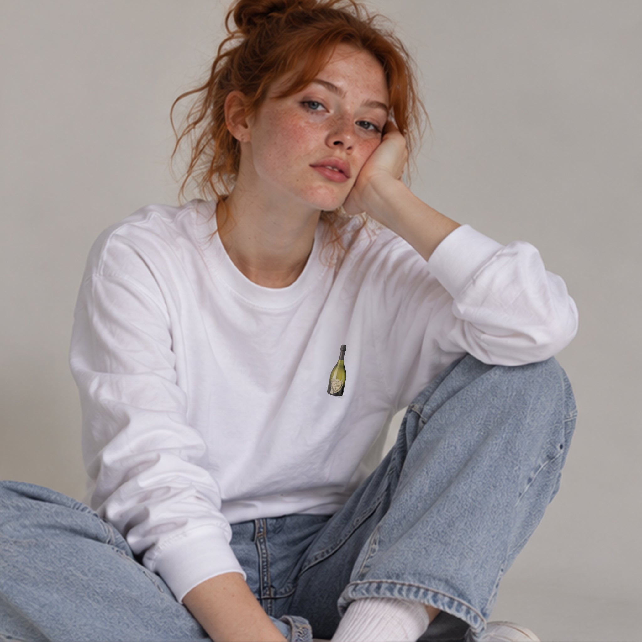 Big Money Never Comes Clean Sweatshirt – Beyaz – model üzerinde ön görünüm