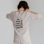 Big Money Never Comes Clean Sweatshirt – Bej – model üzerinde arka görünüm