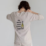 Big Money Never Comes Clean Sweatshirt – Bej – model üzerinde arka görünüm