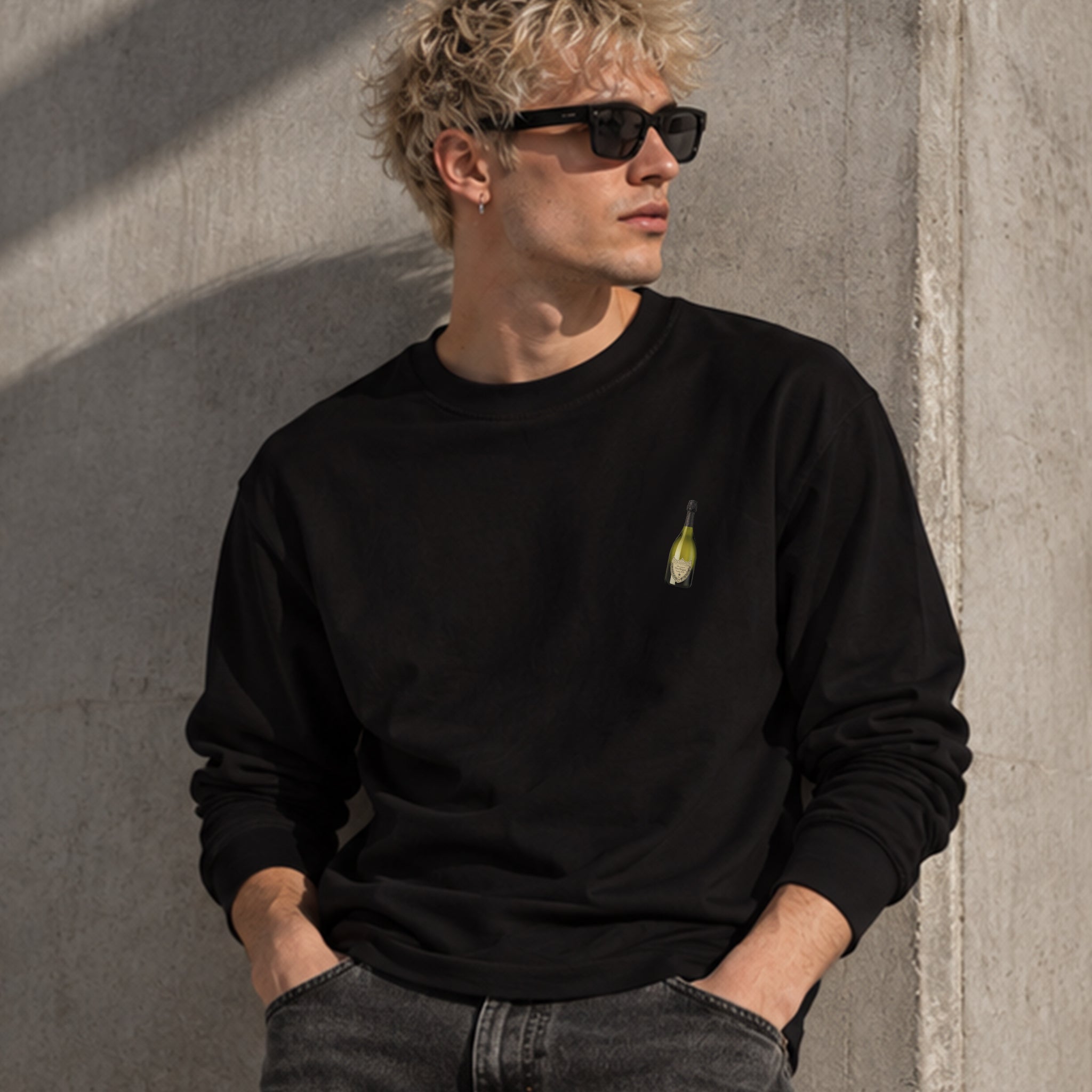 Big Money Never Comes Clean Sweatshirt – Siyah – model üzerinde ön görünüm