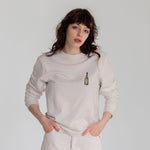 Big Money Never Comes Clean Sweatshirt – Bej – model üzerinde ön görünüm