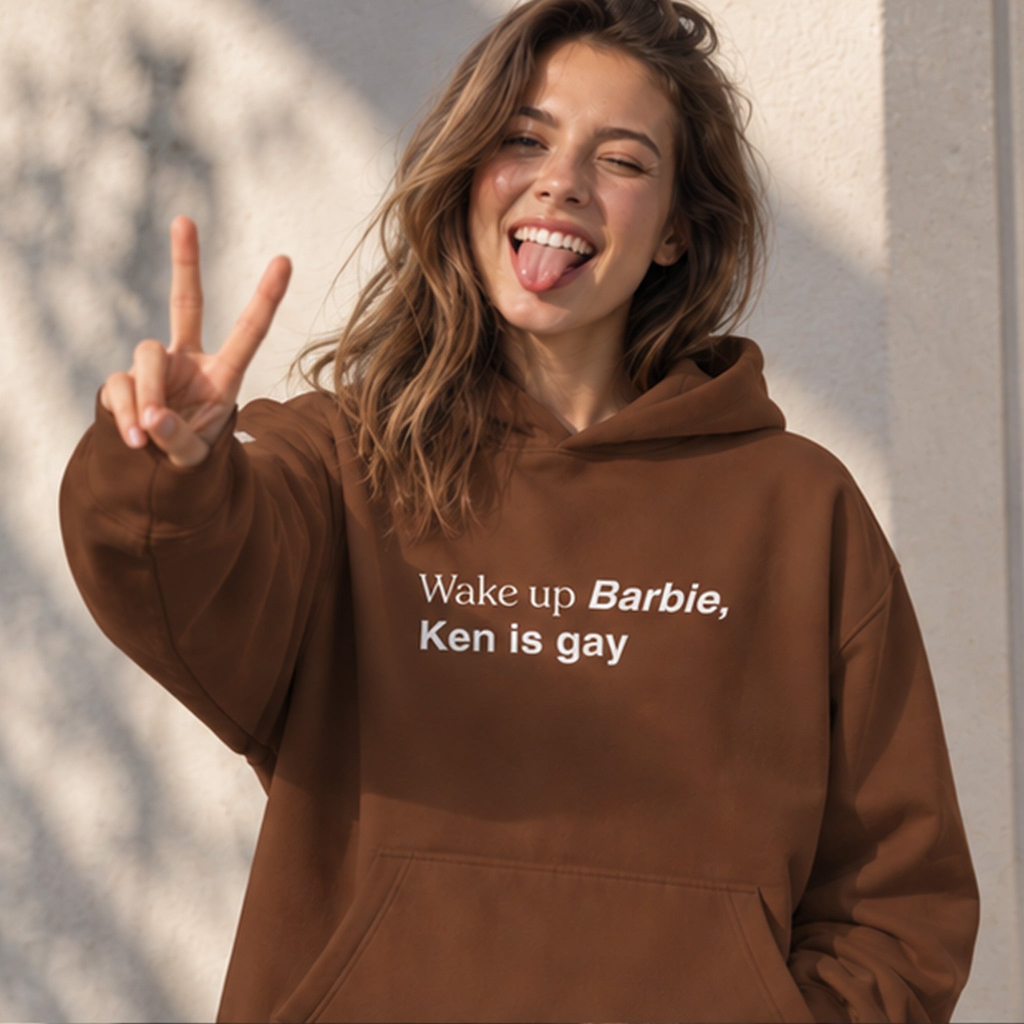 Wake Up Barbie Oversize Hoodie – Kahverengi – model üzerinde ön görünüm