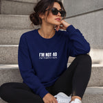 I’m Not 40 Sweatshirt – Lacivert – model üzerinde ön görünüm