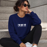 I’m Not 40 Sweatshirt – Lacivert – model üzerinde ön görünüm