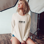 I’m Not 40 Sweatshirt – Bej – model üzerinde ön görünüm
