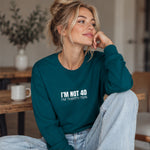 I’m Not 40 Sweatshirt – Koyu Yeşil – model üzerinde ön görünüm