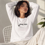 Moral Sex Sweatshirt – Beyaz – model üzerinde ön görünüm