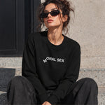 Moral Sex Sweatshirt – Siyah – model üzerinde ön görünüm