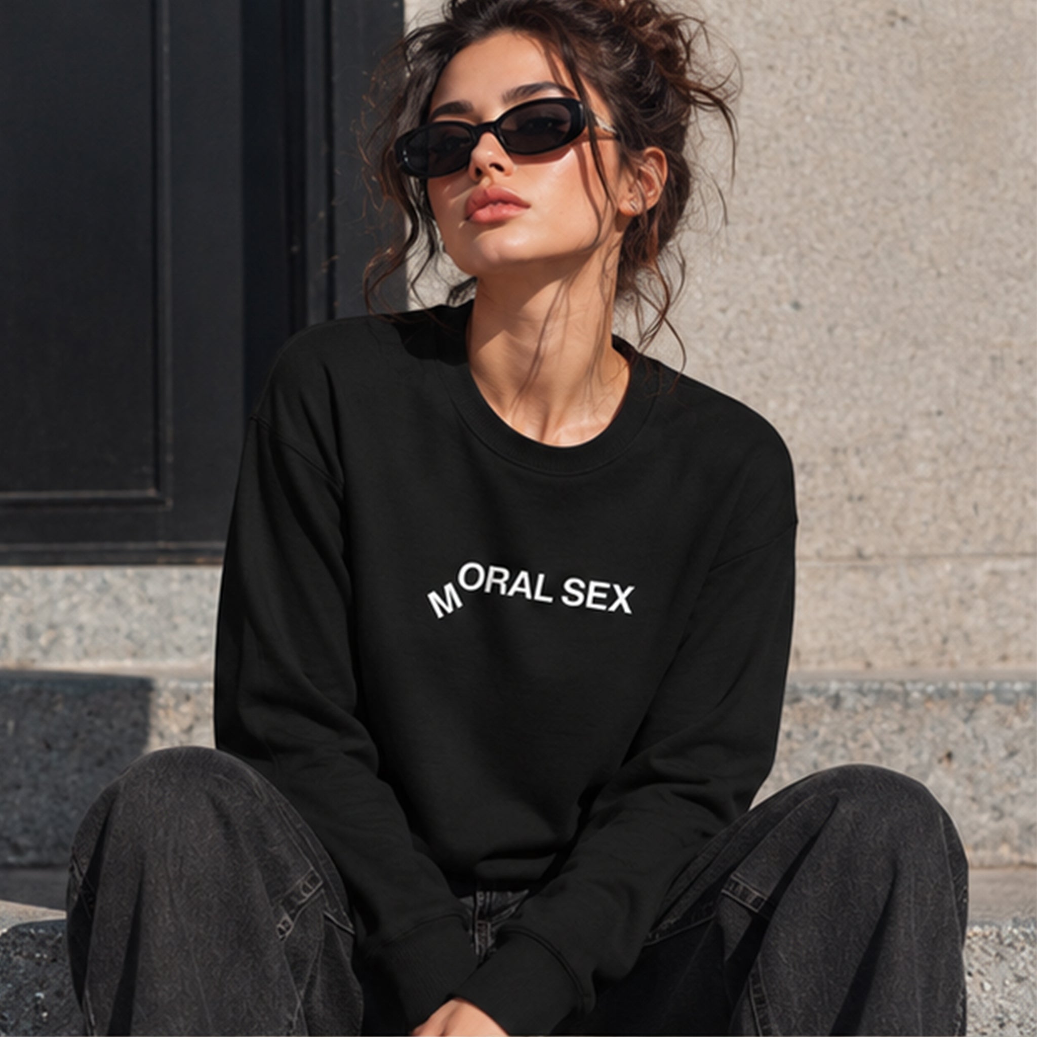 Moral Sex Sweatshirt – Siyah – model üzerinde ön görünüm