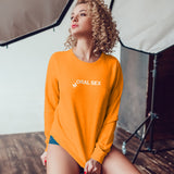 Moral Sex Sweatshirt – Turuncu – model üzerinde ön görünüm