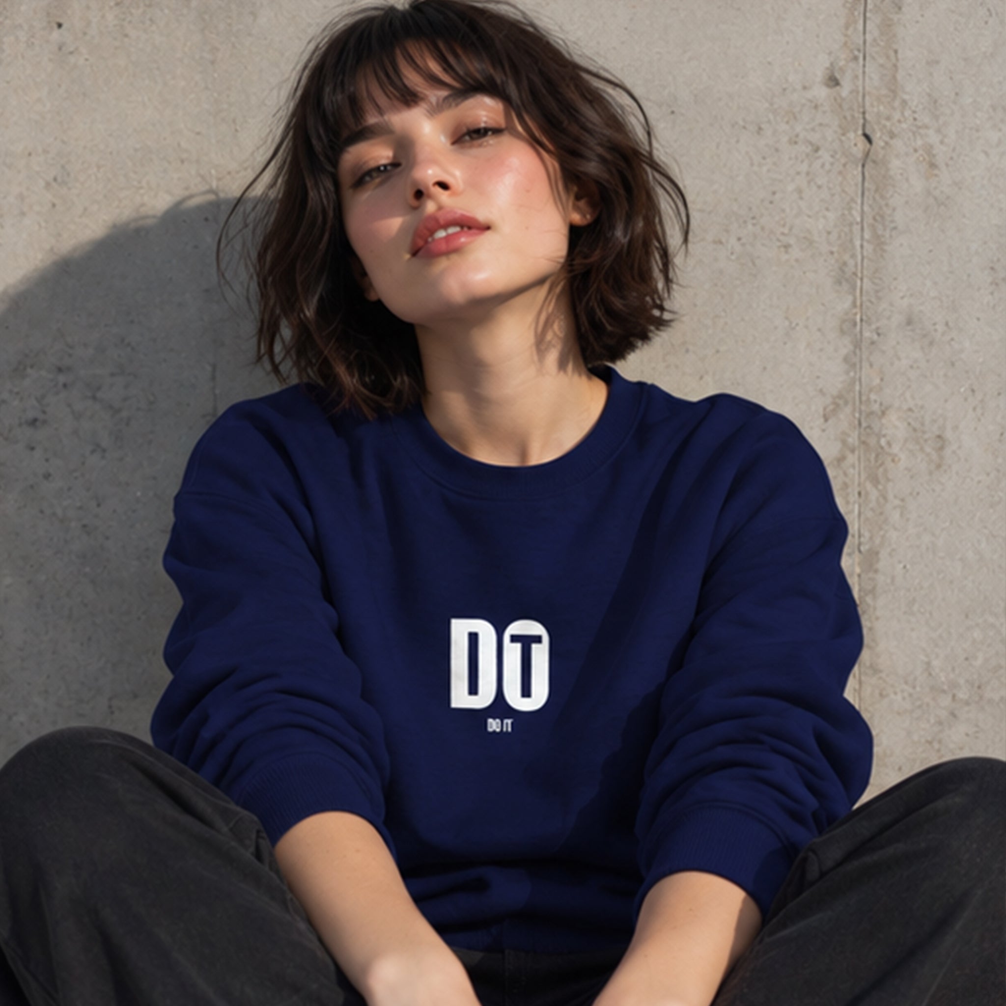 DO IT Sweatshirt – Lacivert – model üzerinde ön görünüm