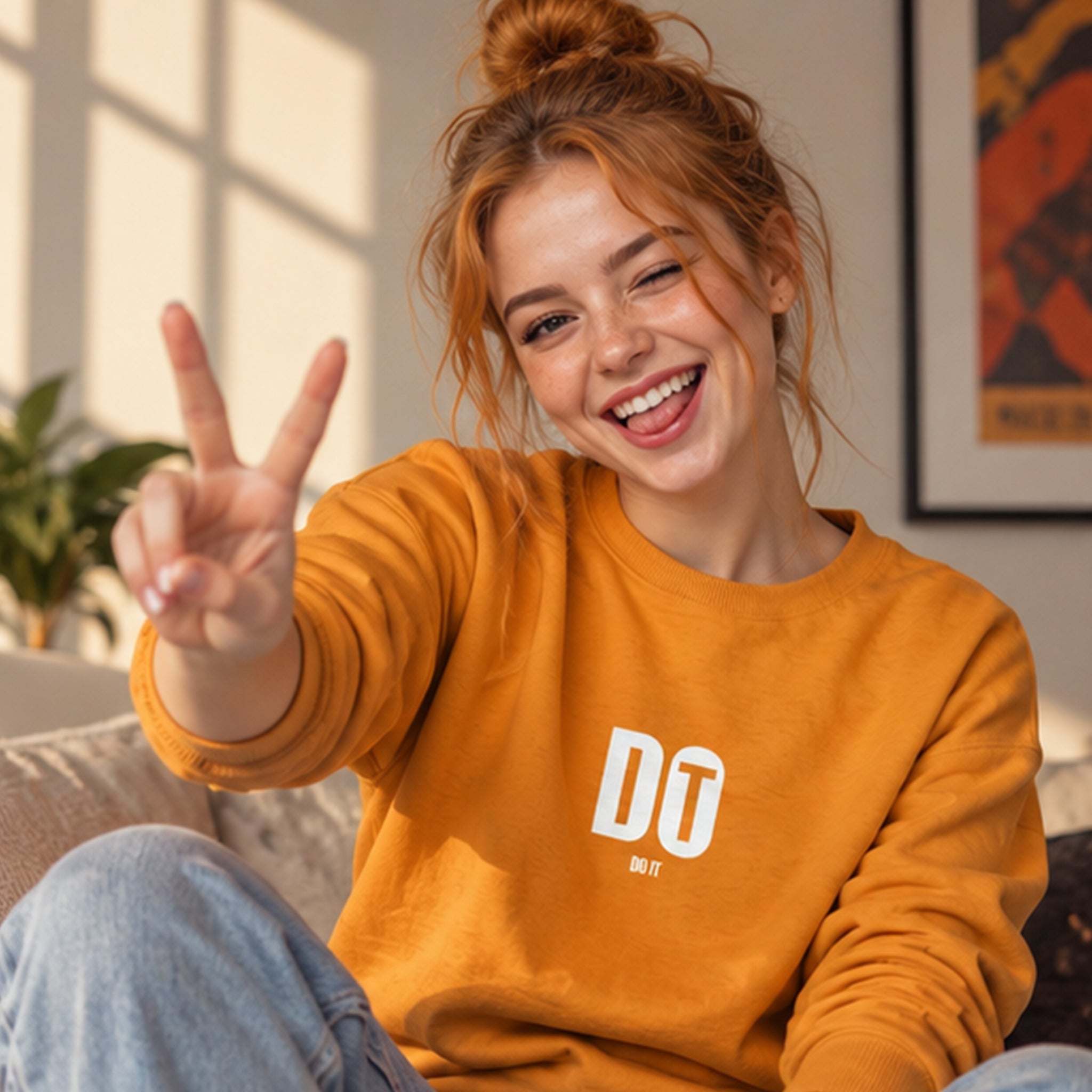 DO IT Sweatshirt – Turuncu – model üzerinde ön görünüm