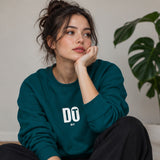DO IT Sweatshirt – Koyu Yeşil – model üzerinde ön görünüm