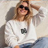 DO IT Sweatshirt – Beyaz – model üzerinde ön görünüm