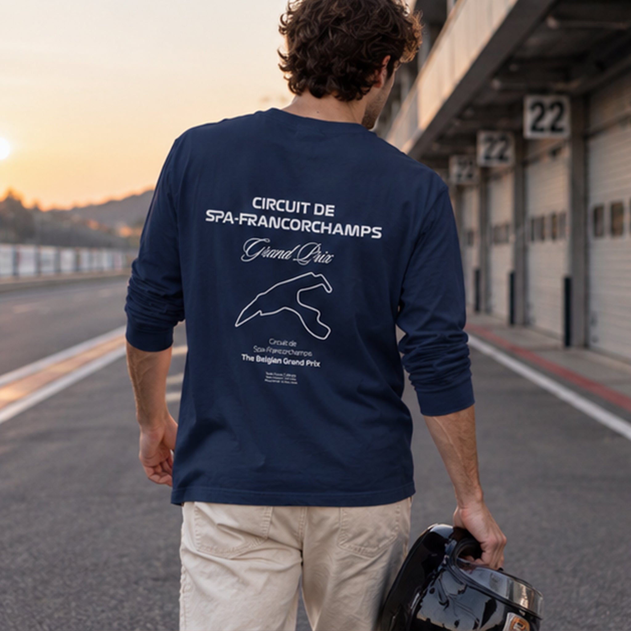 Spa-Francorchamps Grand Prix Sweatshirt – Lacivert – model üzerinde arka görünüm