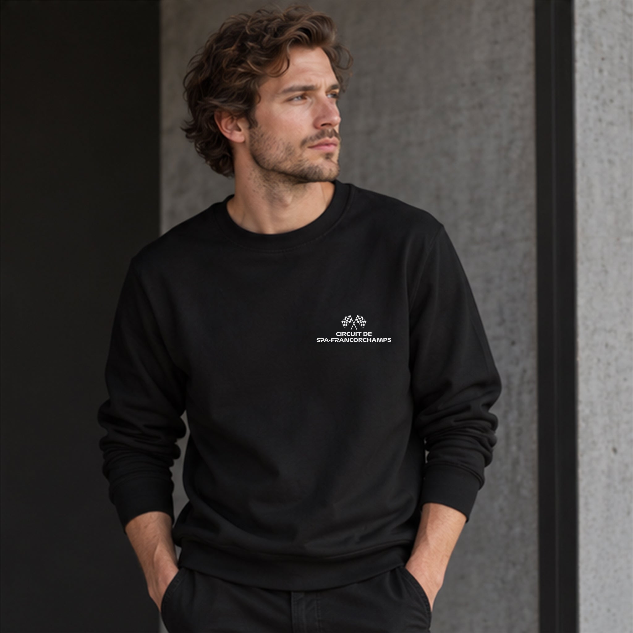 Spa-Francorchamps Grand Prix Sweatshirt – Siyah – model üzerinde ön görünüm