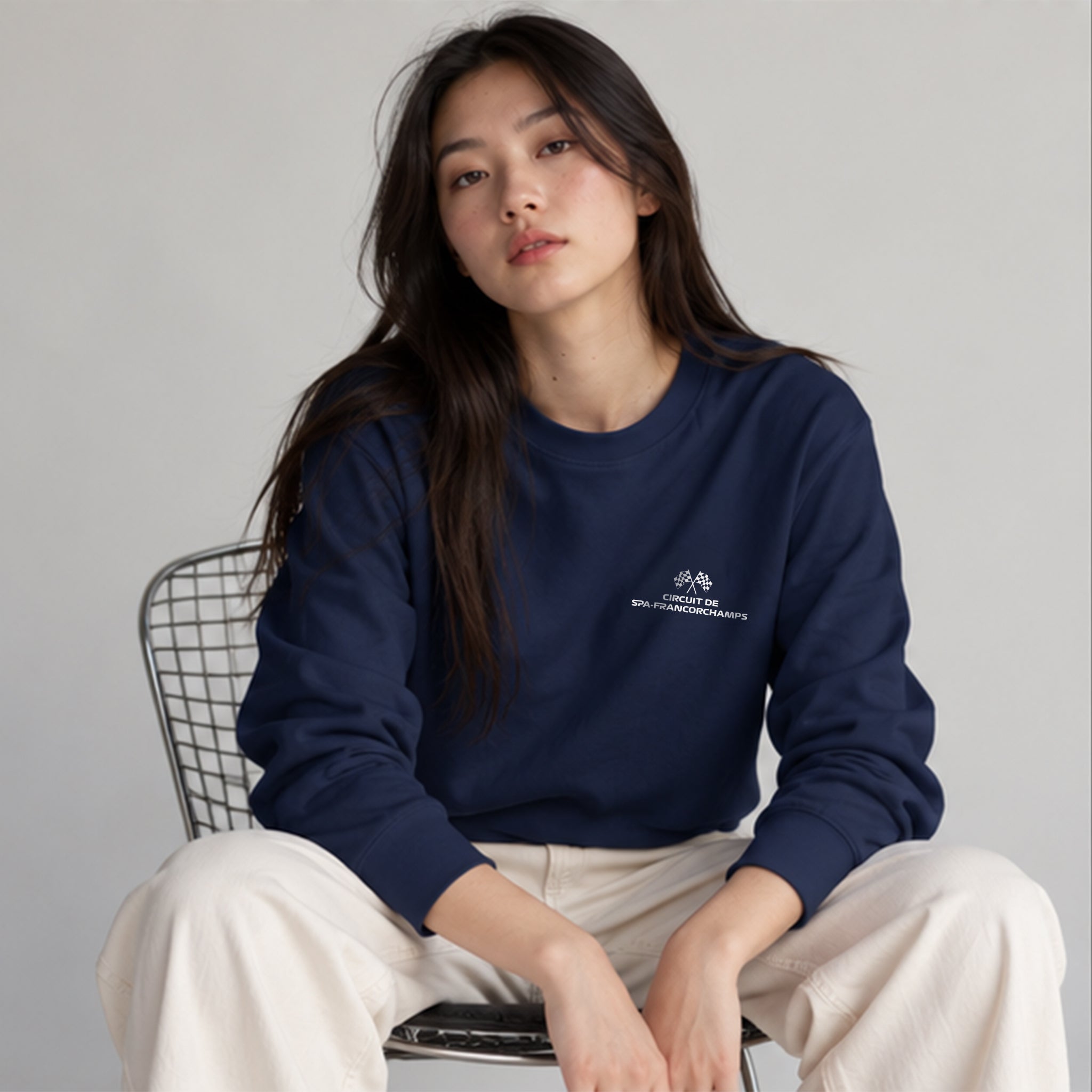 Spa-Francorchamps Grand Prix Sweatshirt – Lacivert – model üzerinde ön görünüm