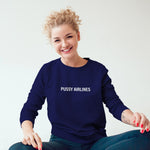 Pussy Airlines Sweatshirt – Lacivert – model üzerinde ön görünüm